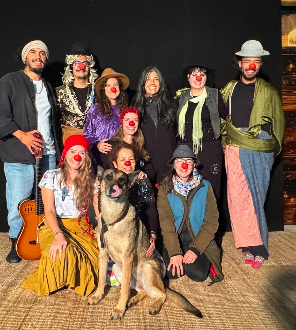 Taller de clown de la Theaterwerkstatt La Semilla — foto de grupo de los participantes con narices rojas