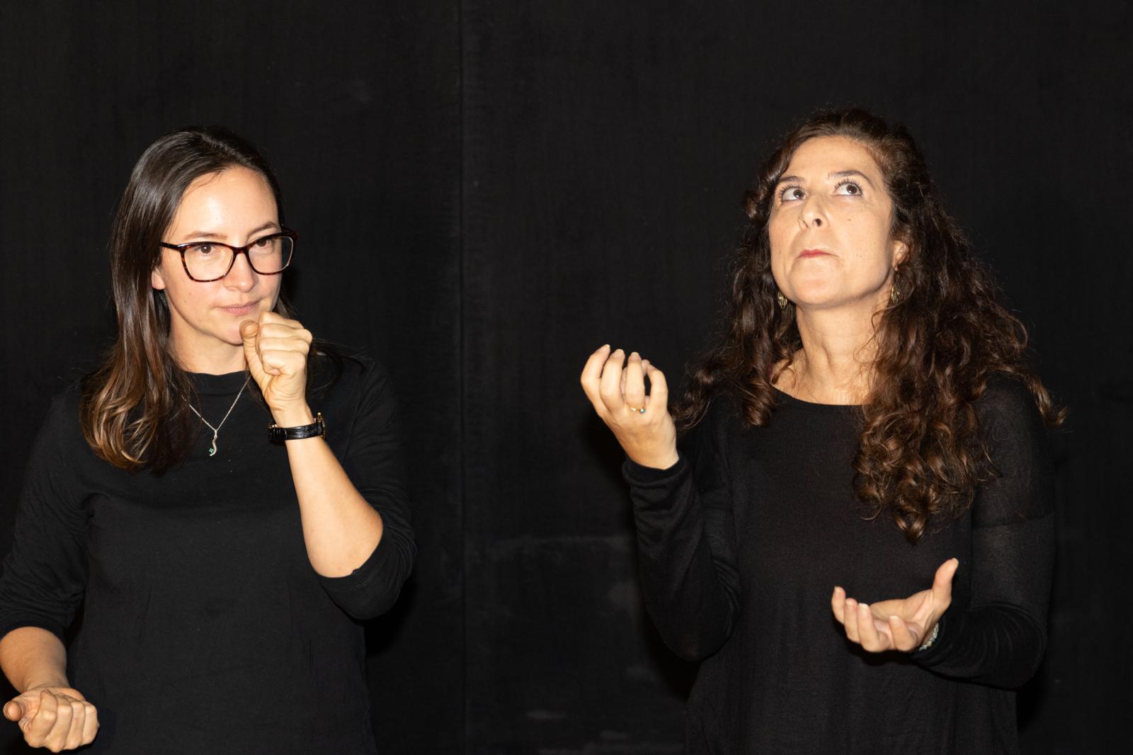 Teatro de improvisación para adultos — dos actrices en diálogo
