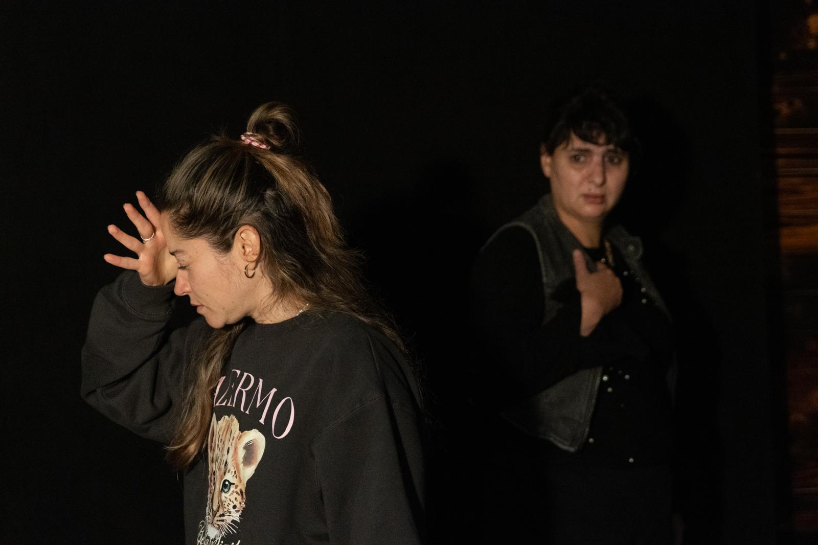 Teatro de improvisación para adultos — escena con dos actrices