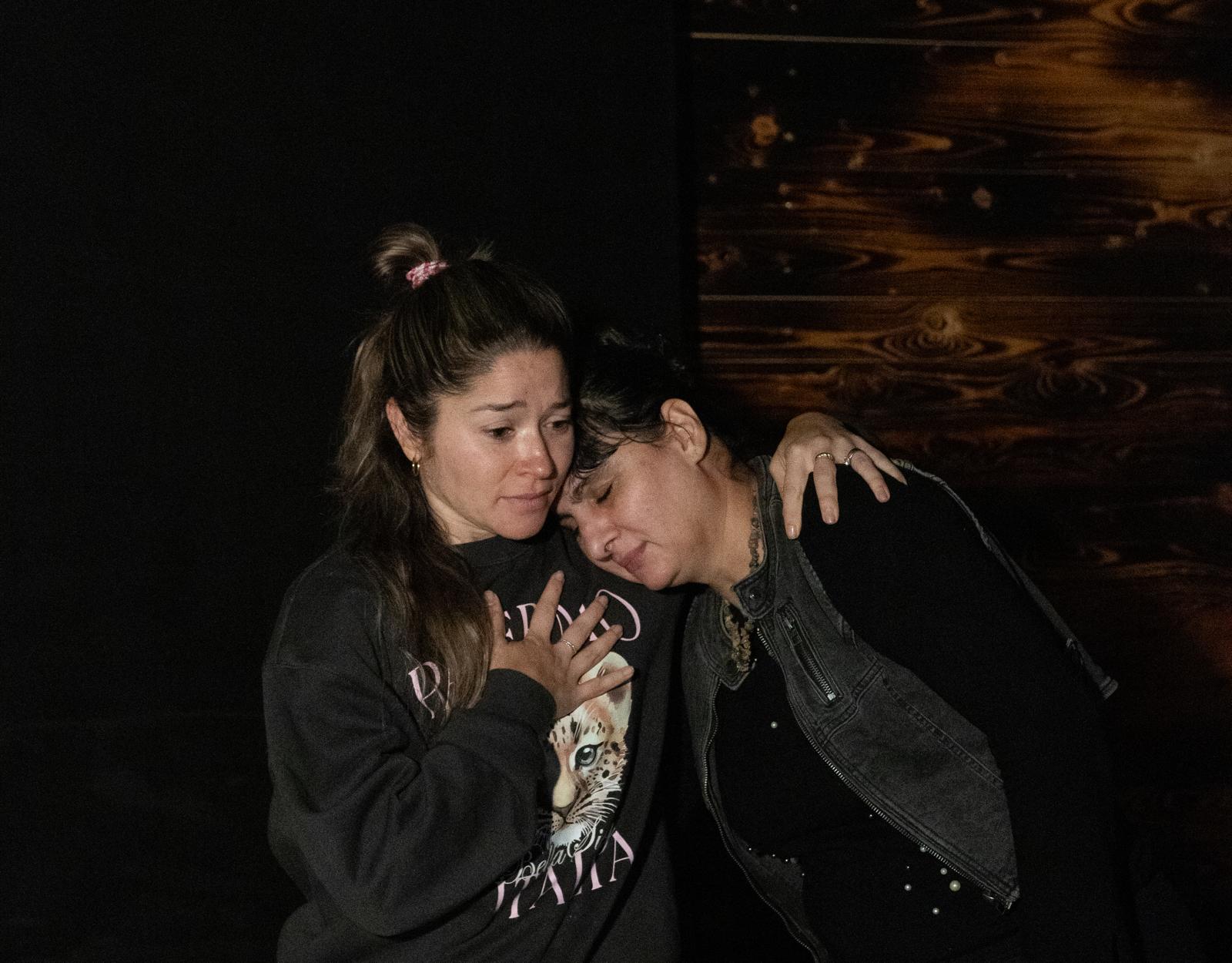 Teatro de improvisación para adultos — un abrazo de consuelo en una escena