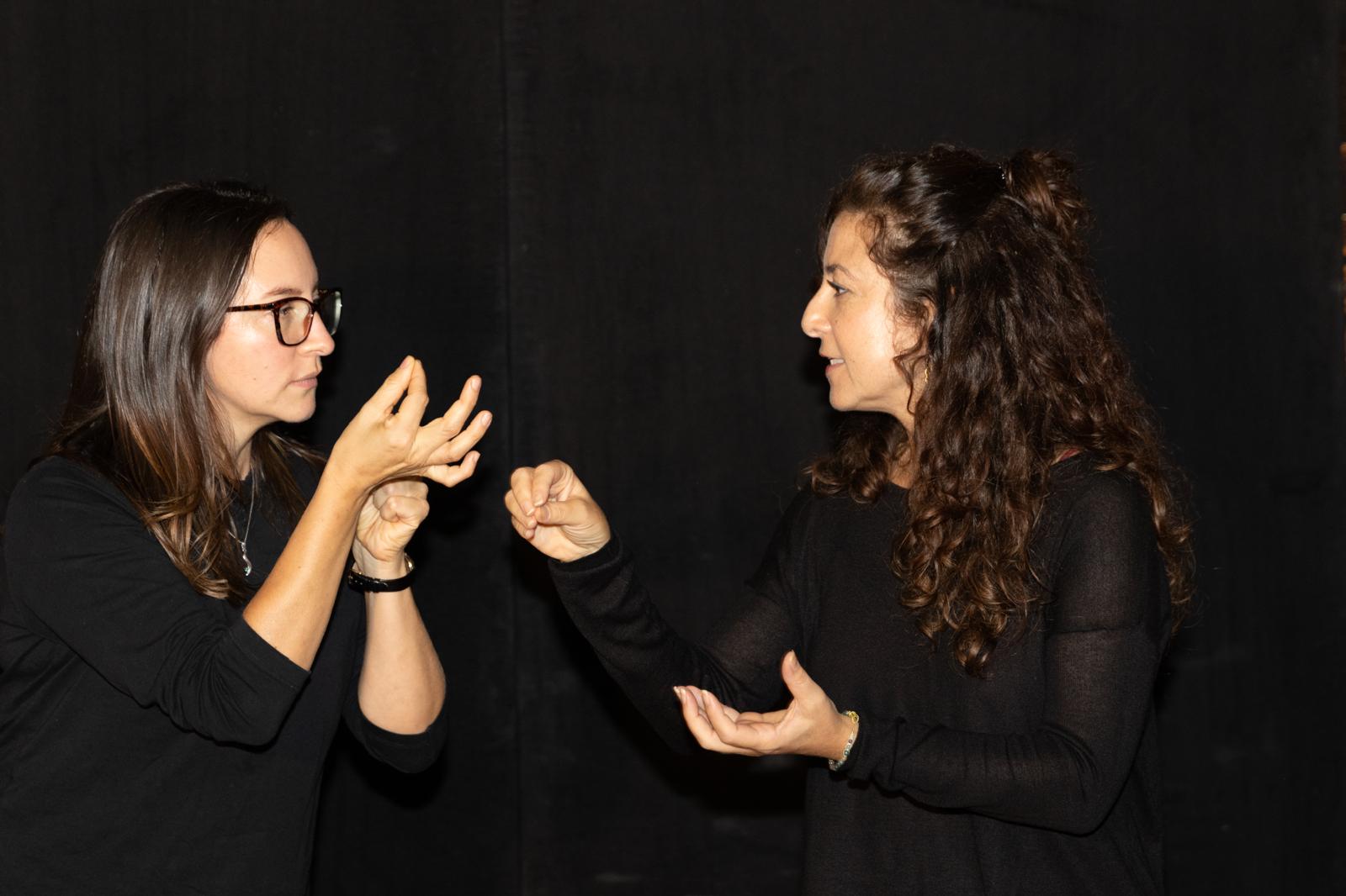 Teatro de improvisación para adultos — escena animada entre dos