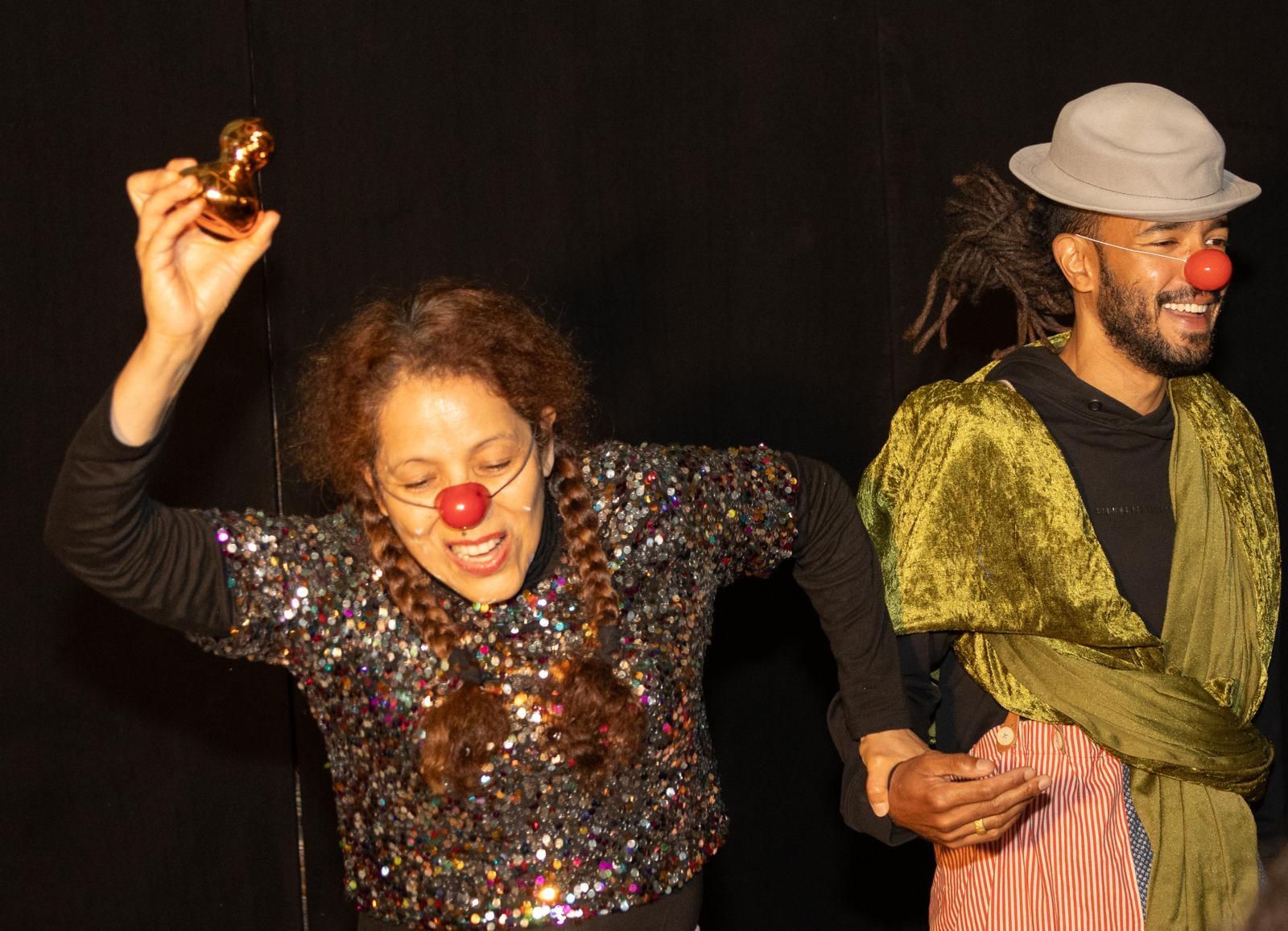 Taller de clown de la Theaterwerkstatt La Semilla — dos payasos con ropa brillante