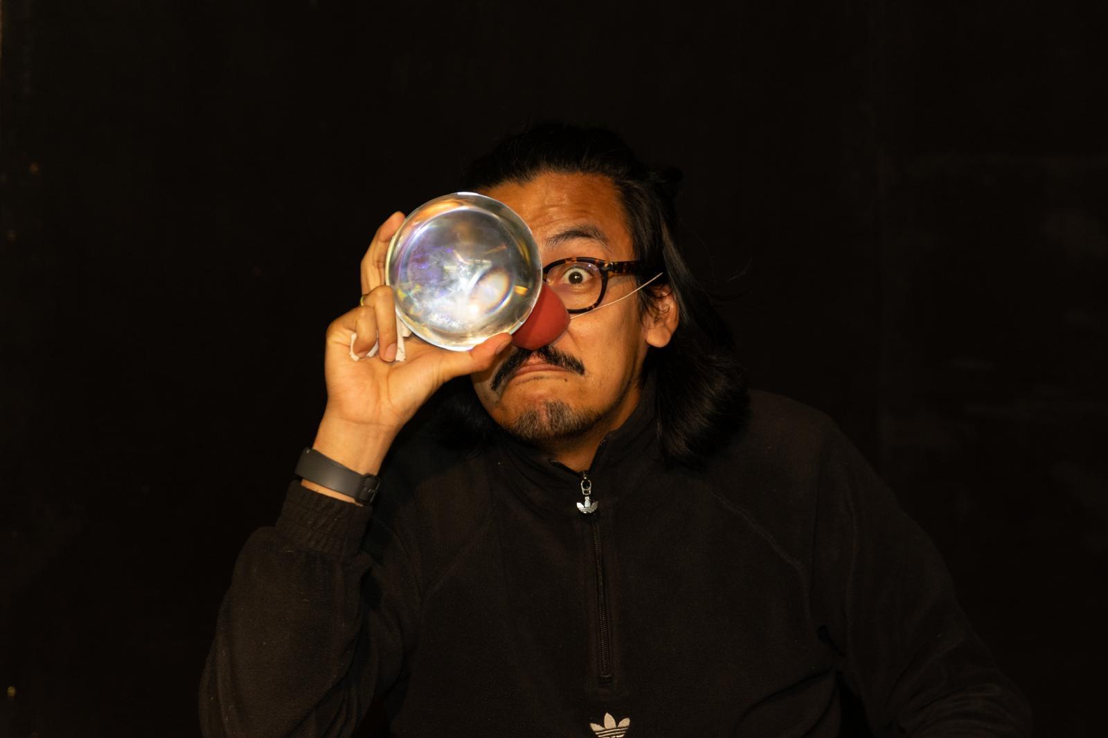 Taller de clown de la Theaterwerkstatt La Semilla — payaso con una lupa en el ojo