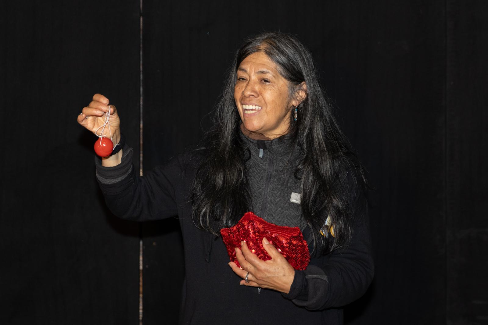 Taller de clown de la Theaterwerkstatt La Semilla — payasa con nariz roja y pañuelo rojo