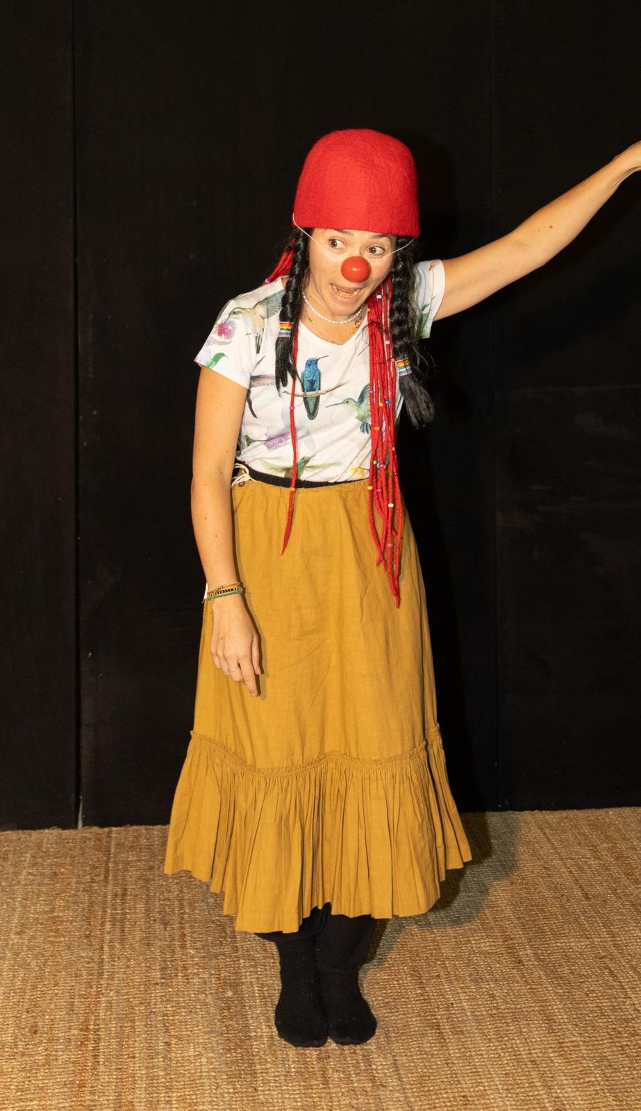 Taller de clown de la Theaterwerkstatt La Semilla — payasa con pañuelo rojo en la cabeza y falda amarilla