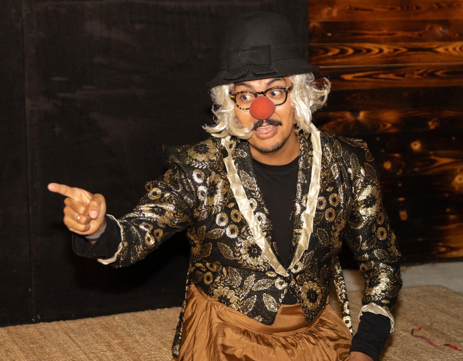 Taller de clown de la Theaterwerkstatt La Semilla — payaso con sombrero de copa y chaqueta de brocado