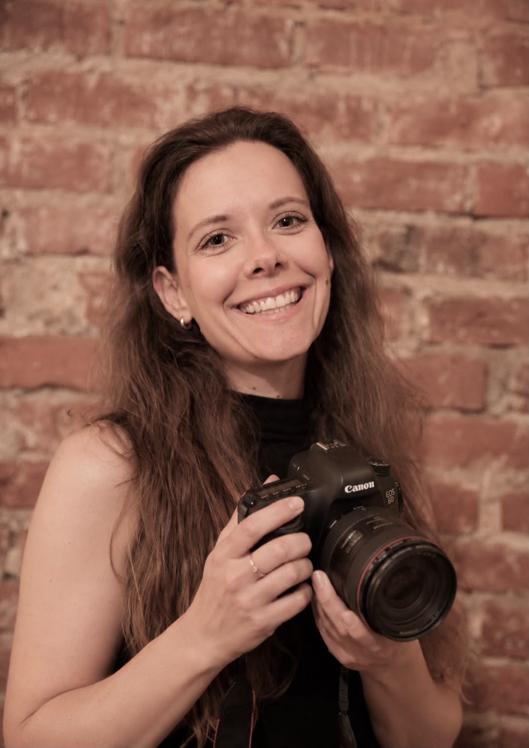 Marike Dose, fotógrafa de la Theaterwerkstatt La Semilla, con su cámara